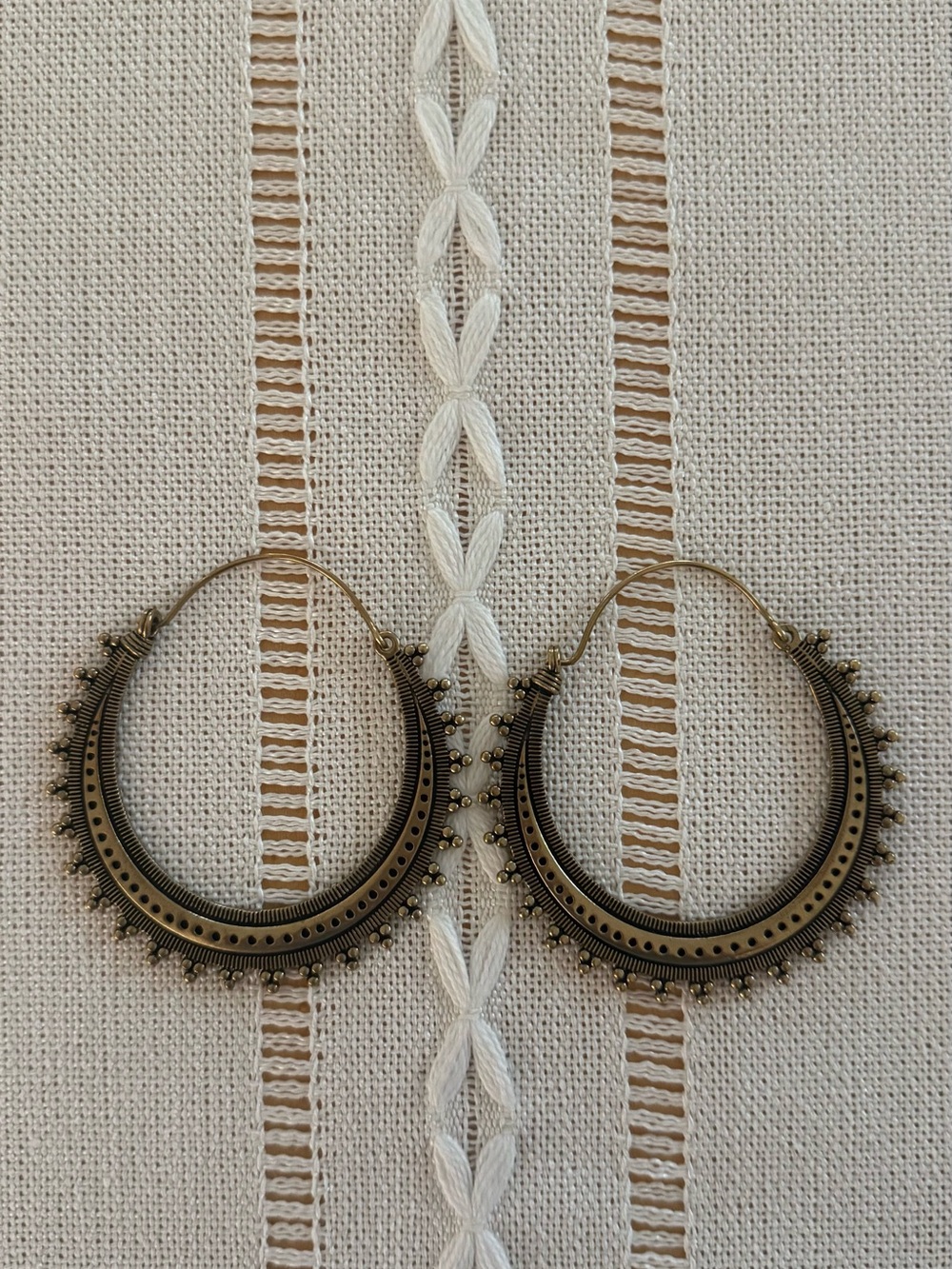 Vintage-Inspired Brass Hoop Earrings - Antique gold / Brass